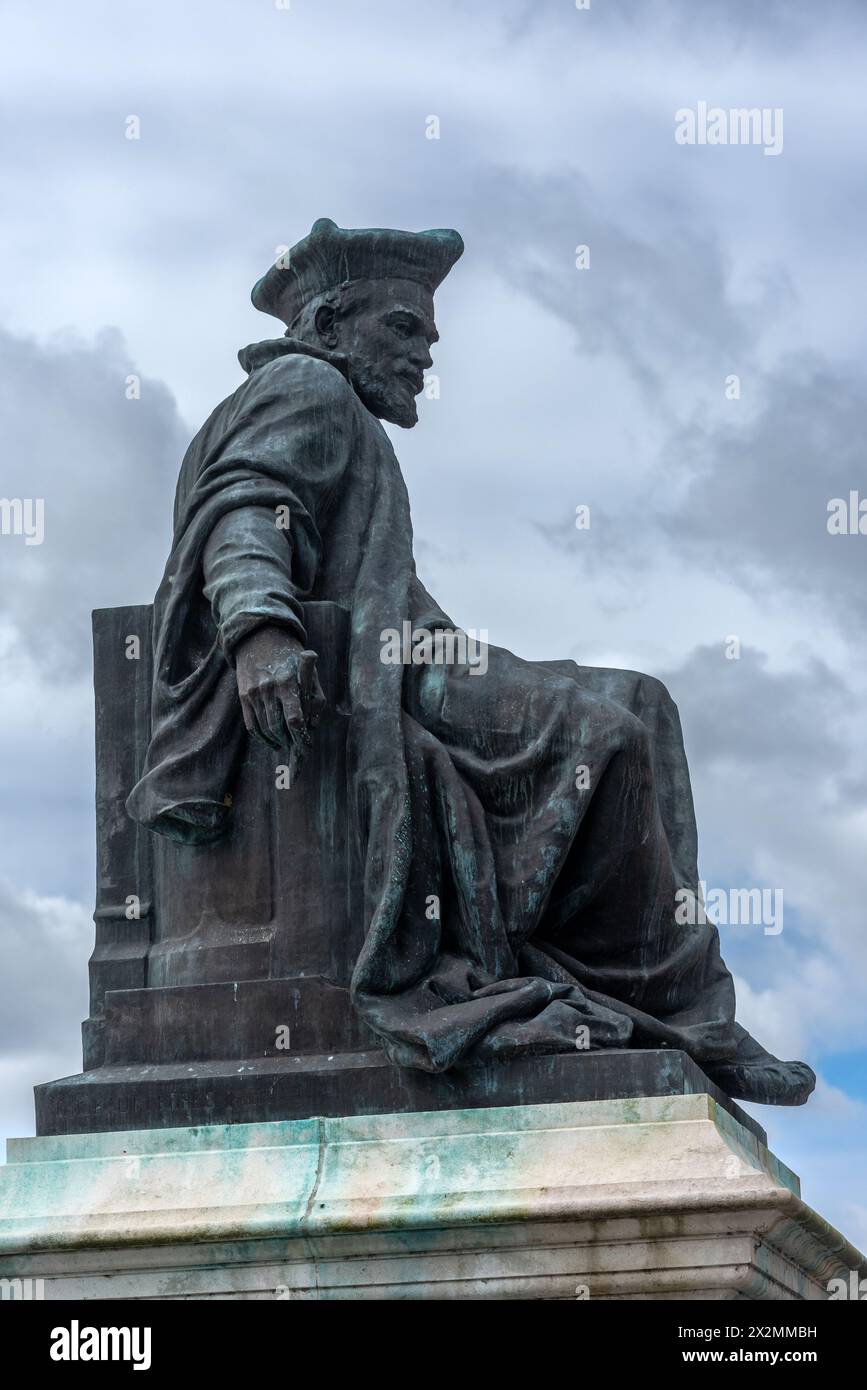 Chinon, 10. April 2024: Statue des Renaissanceautors Francois Rabelais Stockfoto