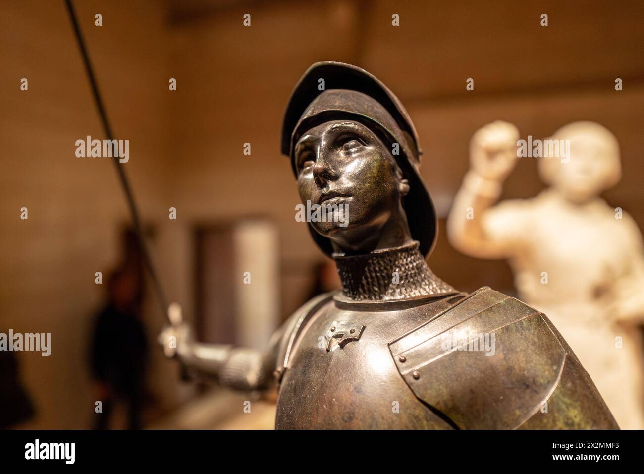 Chinon, 10. April 2024: Statue von Jeanne d'Arc im Château de Chinon Stockfoto