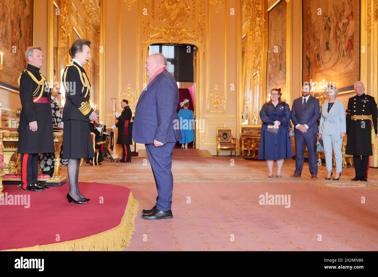 Professor Philip Diamond aus Macclesfield, Generaldirektor des Square kilometre Array Observatory, wird von der Prinzessin Royal in Windsor Castle, Berkshire, zum Kommandeur des Ordens des britischen Empire ernannt. Die Ehre würdigt Verdienste um die weltweite Radioastronomie. Bilddatum: Dienstag, 23. April 2024. Stockfoto