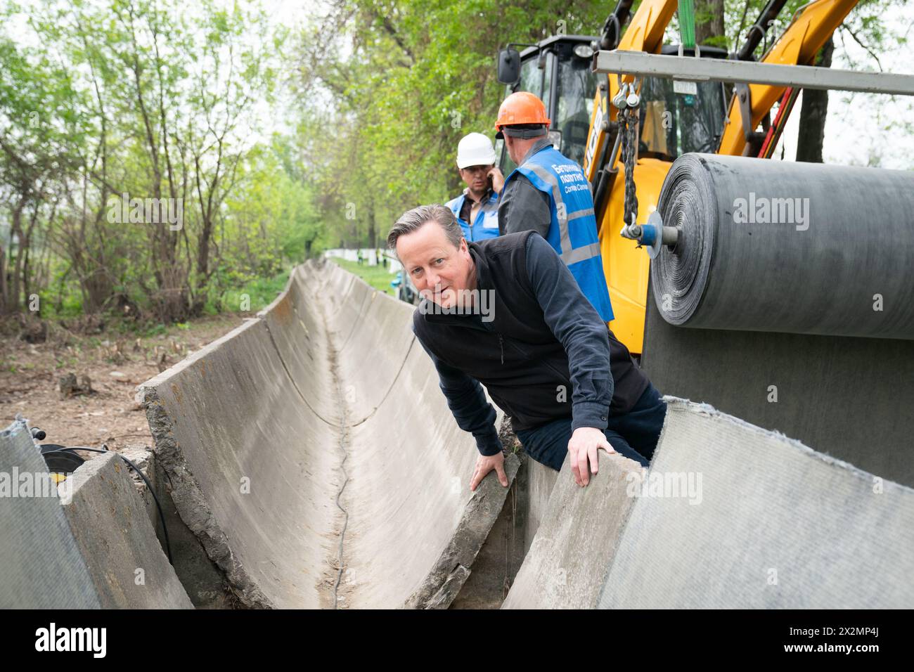 Außenminister Lord David Cameron besucht einen Bewässerungskanal, der von der walisischen Firma Concrete Canvas am Stadtrand von Bishek hergestellt wurde, während er Kirgisistan während seiner fünftägigen Tour durch Zentralasien besucht. Bilddatum: Dienstag, 23. April 2024. Stockfoto