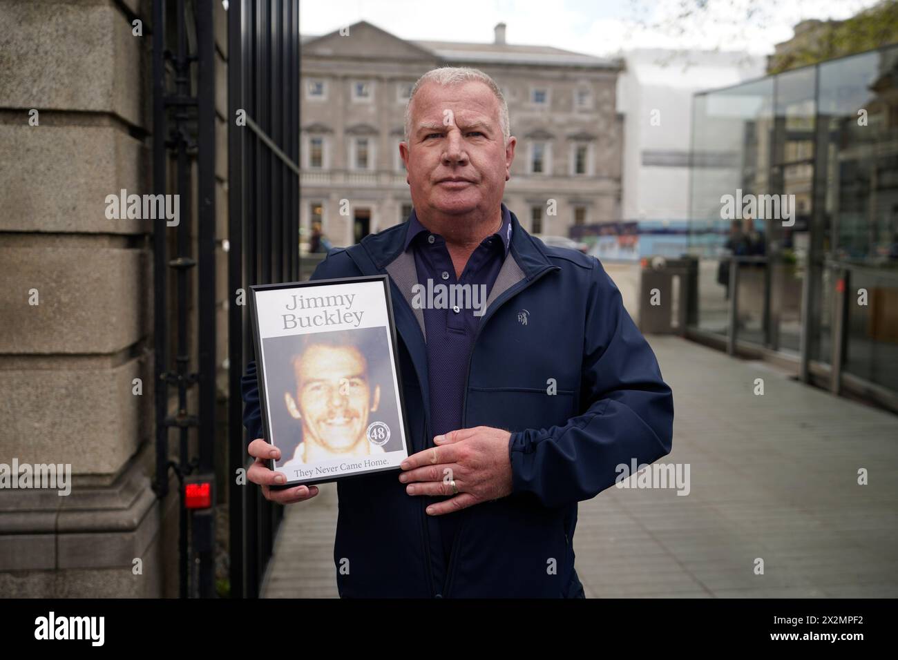 Errol Buckley hält ein Foto von seinem Bruder Jimmy Buckley, der bei dem Brand starb, als er im Leinster House in Dublin ankommt, bevor Taoiseach Simon Harris eine staatliche Entschuldigung bei den Familien der Opfer des Stardust-Feuers ausspricht. 48 Menschen wurden getötet, als die Flamme 1981 durch den Nachtclub in Dublin gerissen wurde. Nach einer über 40-jährigen Kampagne für Gerechtigkeit stellte eine Untersuchung letzte Woche fest, dass die 48 Opfer rechtswidrig getötet wurden. Ein früherer Befund von 1982 besagte, dass das Feuer absichtlich ausgelöst worden war, eine Theorie, die die Familien nie akzeptierten. Bilddatum: Dienstag, 23. April 2024. Stockfoto