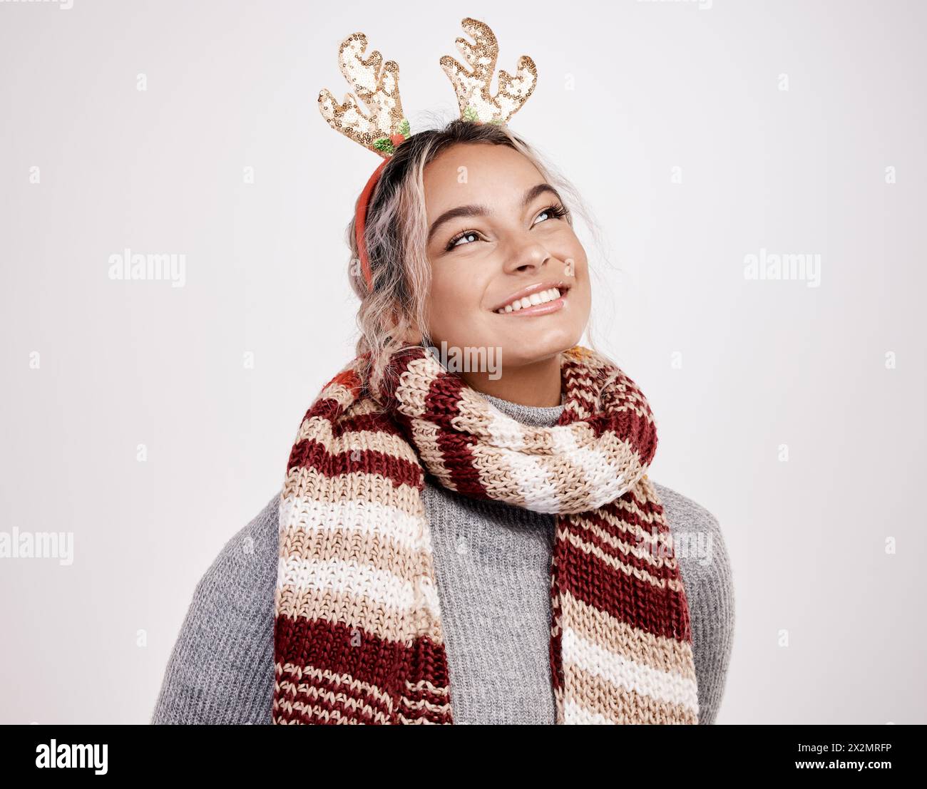 Frau, Weihnachten und glücklich mit dem Denken im Studio auf weißem Hintergrund in lässigem, modischem Stil. Weibliche Person, lächeln und zufrieden für Kleidung oder Stockfoto