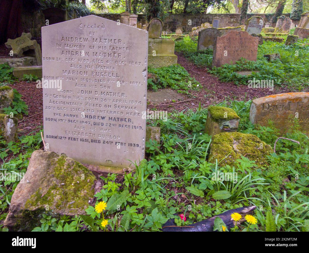 Alter Friedhof Barons Haugh Nature Reserve Motherwell mit einem Mausoleum, das die Gräber der Familie Hamilton beherbergt. Stockfoto