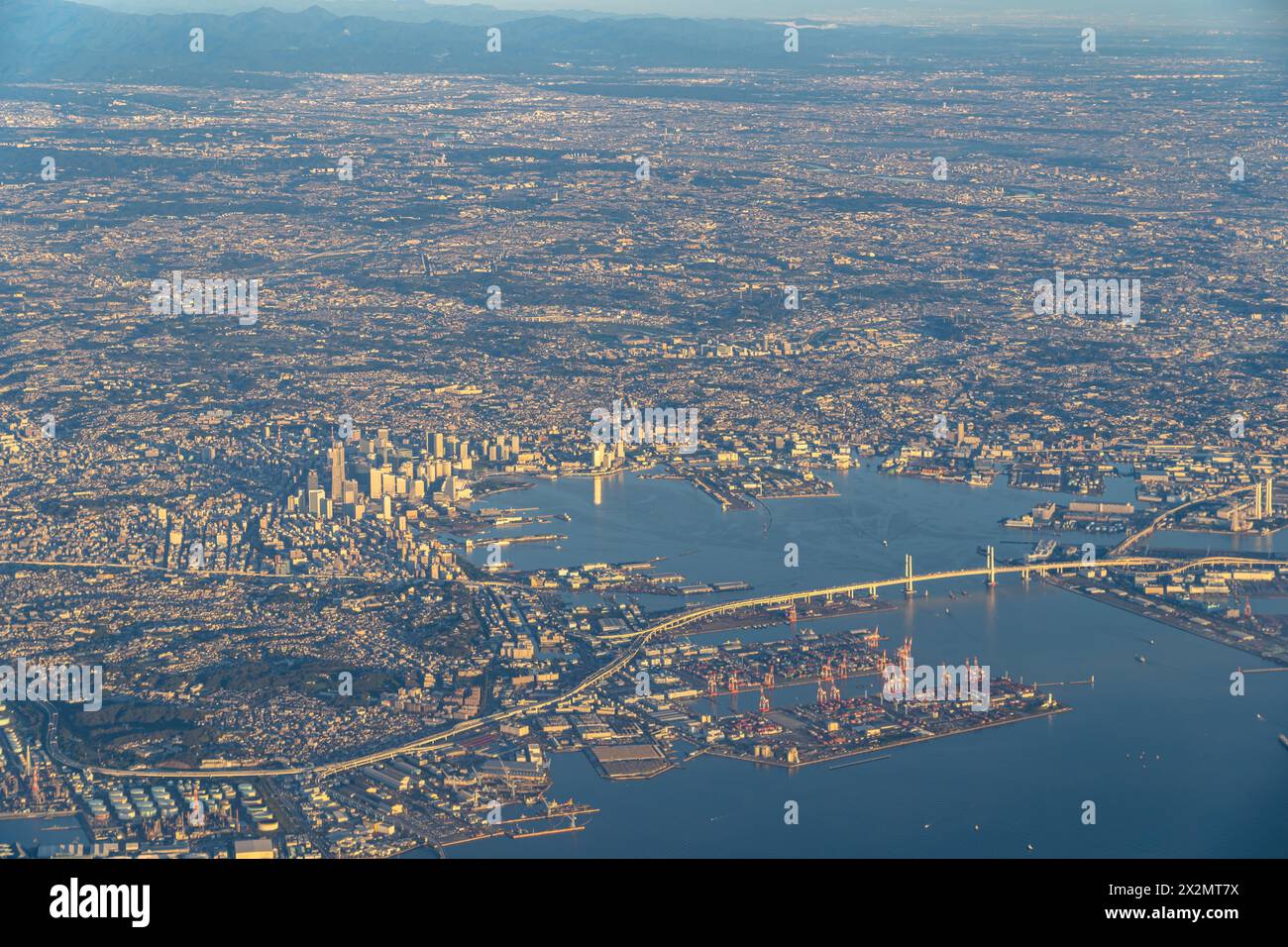 Luftaufnahme von Yokohama City, Kawasaki City und Ota-Stadt im Sonnenaufgang mit blauem Himmel Horizont Hintergrund, Tokio, Japan Stockfoto
