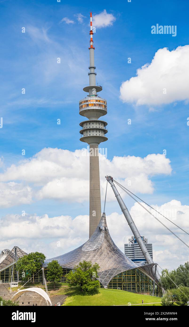 Der 291 Meter hohe Olympiaturm ist nicht nur das Wahrzeichen der Stadt München, sondern auch des Olympiaparks, wo 1972 die olympischen Sommerspiele St Stockfoto
