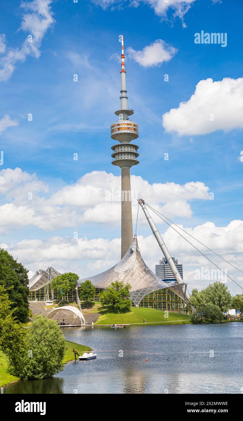 Der 291 Meter hohe Olympiaturm ist nicht nur das Wahrzeichen der Stadt München, sondern auch des Olympiaparks, wo 1972 die olympischen Sommerspiele St Stockfoto