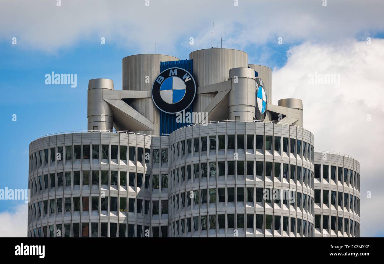 Im BMW Turm in München ist der Hauptsitz der Bayerischen Motoren Werke. (München, Deutschland, 27.05.2022) Stockfoto