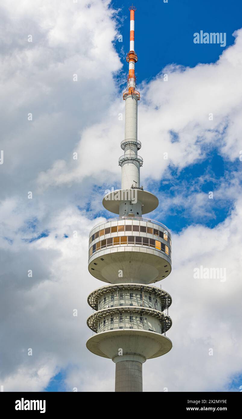 Der 291 Meter hohe Olympiaturm ist nicht nur das Wahrzeichen der Stadt München, sondern auch des Olympiaparks, wo 1972 die olympischen Sommerspiele St Stockfoto