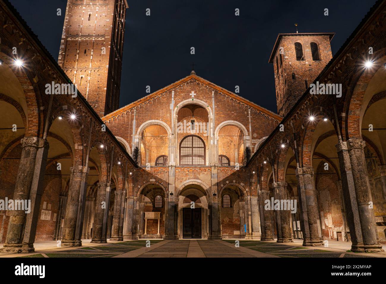 Die Basilika Sant'Ambrogio, eine der ältesten Kirchen in Mailand, Italien. Stockfoto