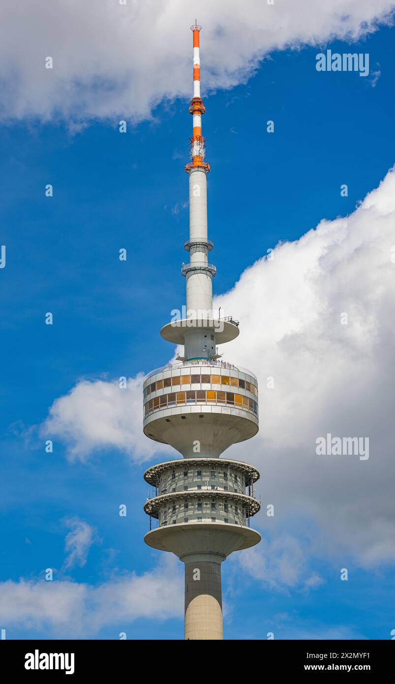 Der 291 Meter hohe Olympiaturm ist nicht nur das Wahrzeichen der Stadt München, sondern auch des Olympiaparks, wo 1972 die olympischen Sommerspiele St Stockfoto