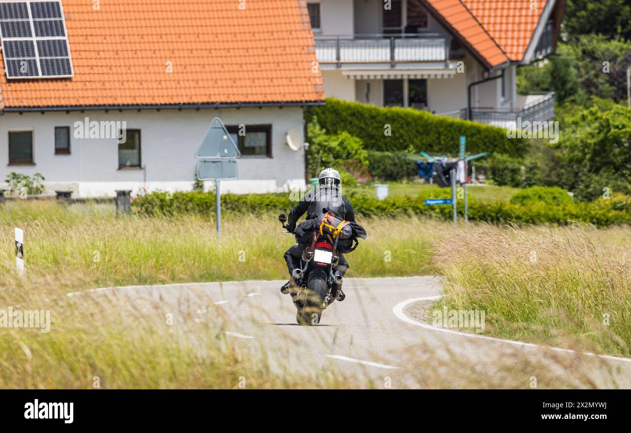 Ein Motorradfahrer fährt eine Tour durch Süddeutschland. (Uhlingen-Birkendorf, Deutschland, 18.06.2022) Stockfoto