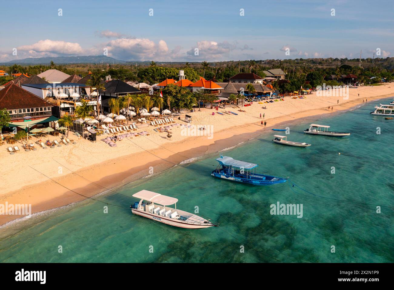 Nusa lembongan - 4. September 2022: Drohnenblick von Touristen aus der Luft genießen den Jungut Batu Strand in Nusa Lembongan auf Bali in Indonesien in Südostasien Stockfoto