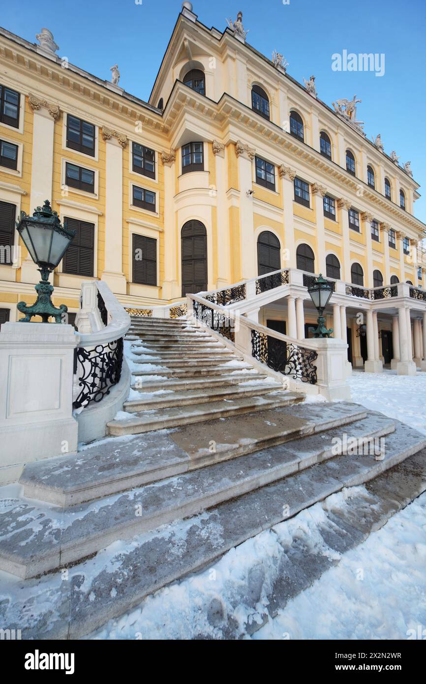 Treppe und Laterne des Schlosses Schönbrunn am Wintertag in Wien, Österreich. Stockfoto