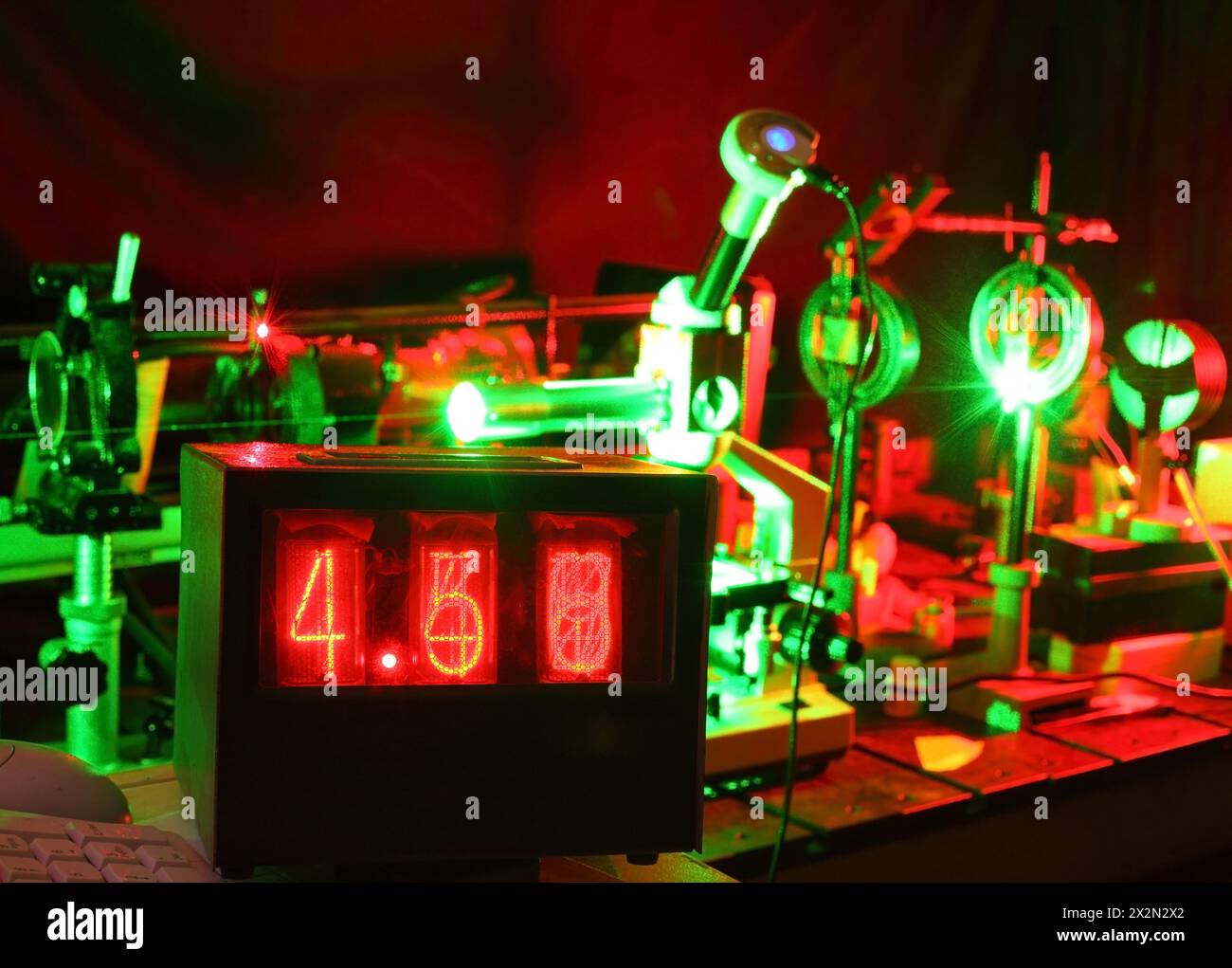 Bewegung von Mikropartikeln durch Laser im Labor mit Timer, Maus, Tastatur Stockfoto