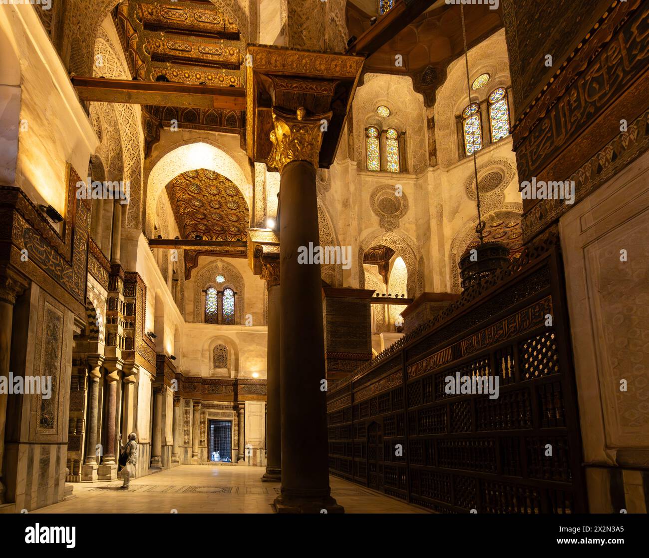 Kairo, Ägypten - 14. November 2023: Arabischer Tourist Fotografieren Sie im Innenbereich des berühmten islamischen Grabkomplexes und der Moschee von Sultan al-Mansur Stockfoto