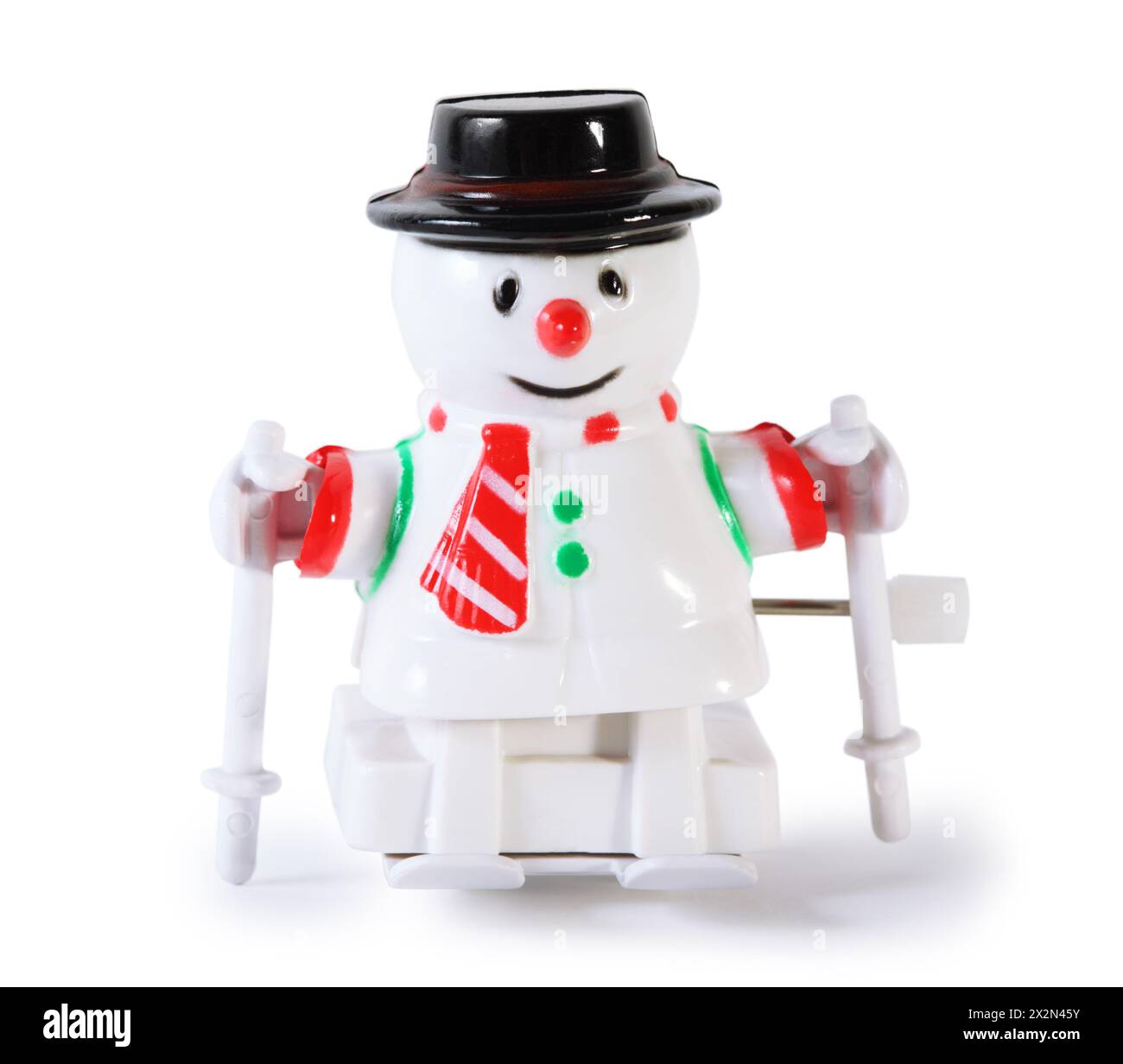 Weißer Plastikspielzeug mechanischer Schneemann auf Skiern isoliert auf weißem Hintergrund. Stockfoto