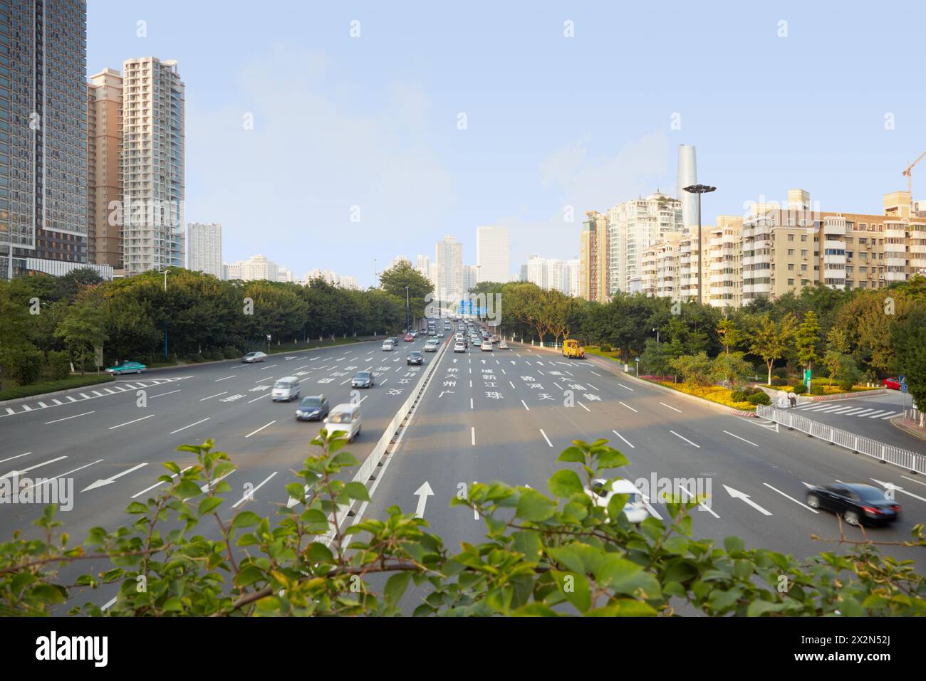 Zwölfspurige Autobahn in einer modernen Großstadt. Stockfoto