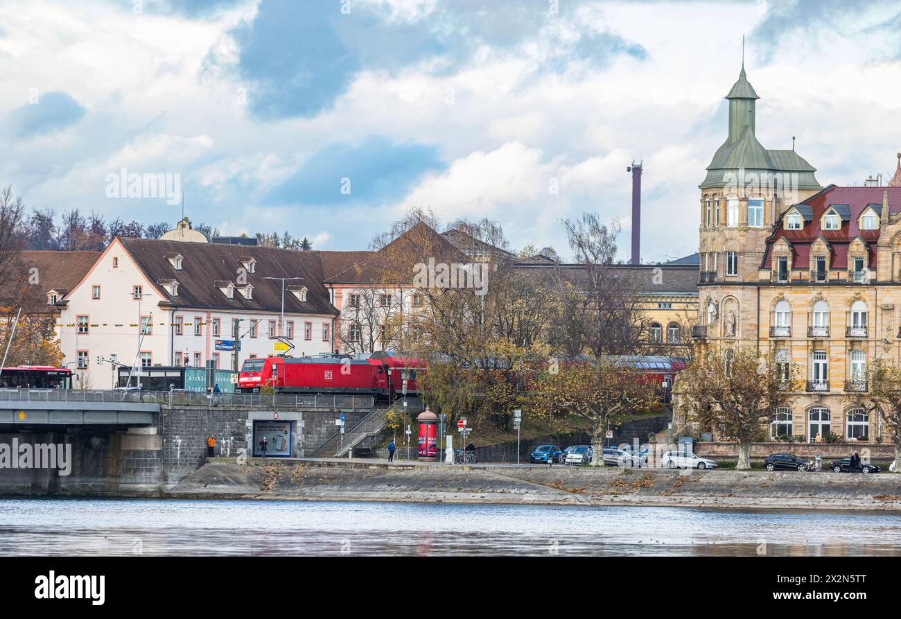 Eine Elektrolokomotive der DB Baureihe 146 (Bombardier Traxx 2) fährt über die alte Rheinbrücke und somit über den Rhein und in Richtung Bahnhof Konst Stockfoto