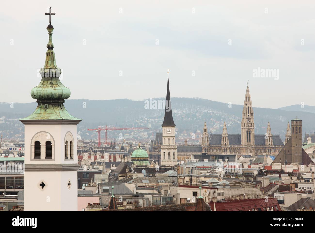 Blick auf St. Karlkirche, Wiener Rathaus, Stadt vom Dach in Wien, Österreich Stockfoto
