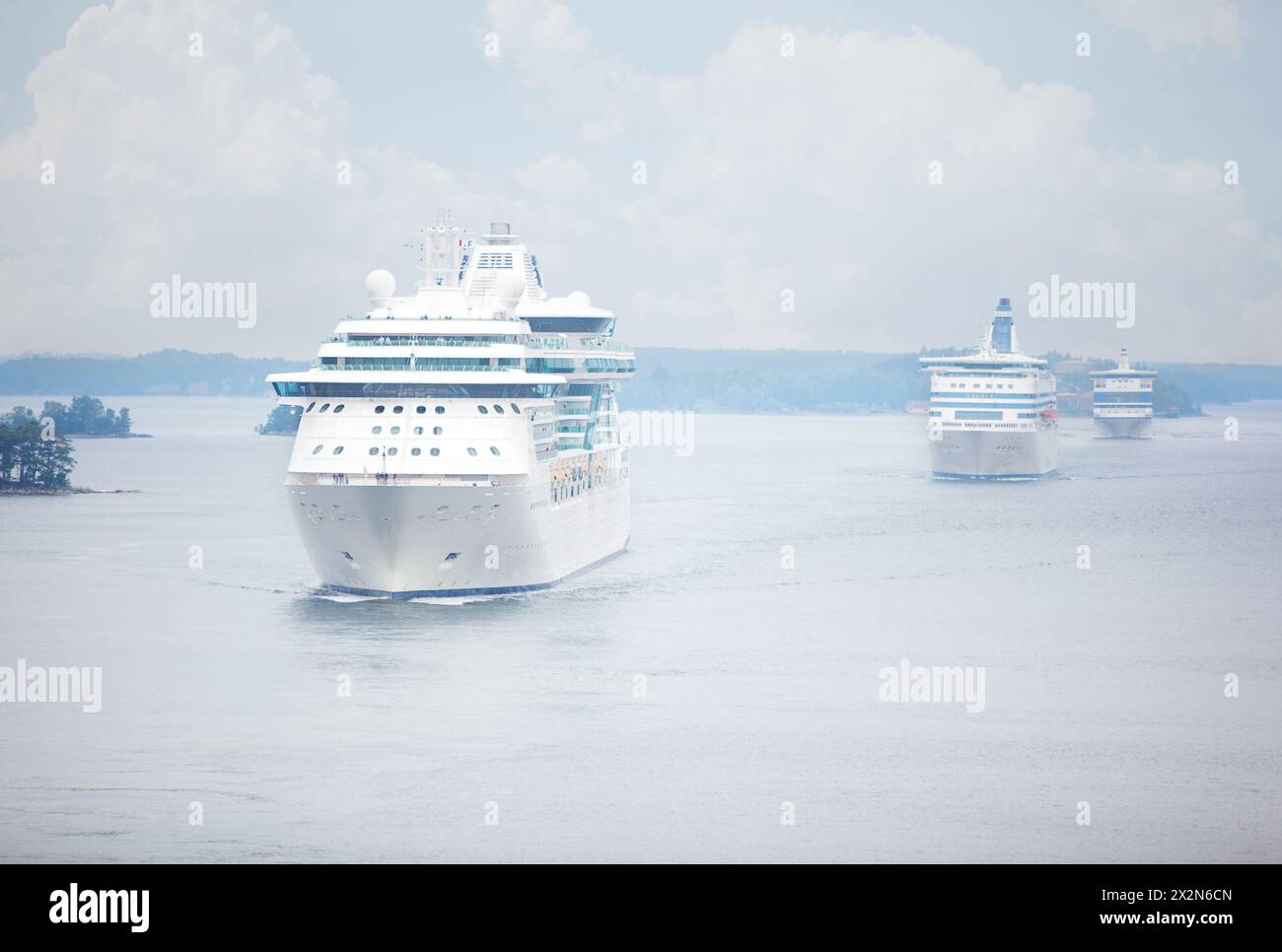 STOCKHOLM – 21. Juli 2011: Drei große Passagierschiffe fahren in Stockholm in der Nähe von STOCKHOLM in ihrer Linie. Stockholm - ein bedeutendes Finanzzentrum. Stockfoto