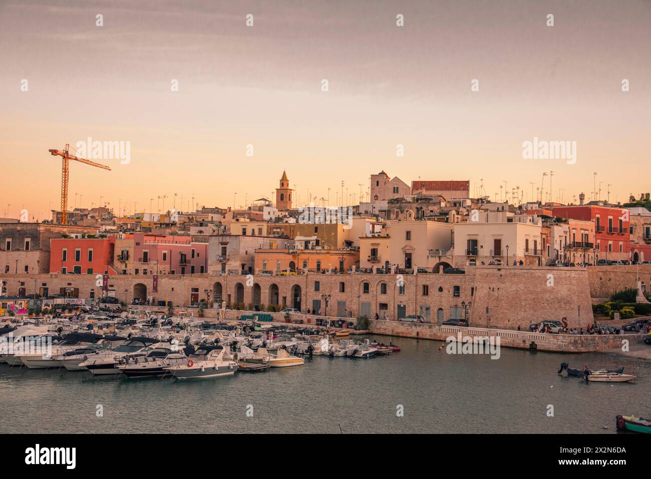 Panoramablick auf die Altstadt von Bisceglie und das Meer in Apulien. Stockfoto