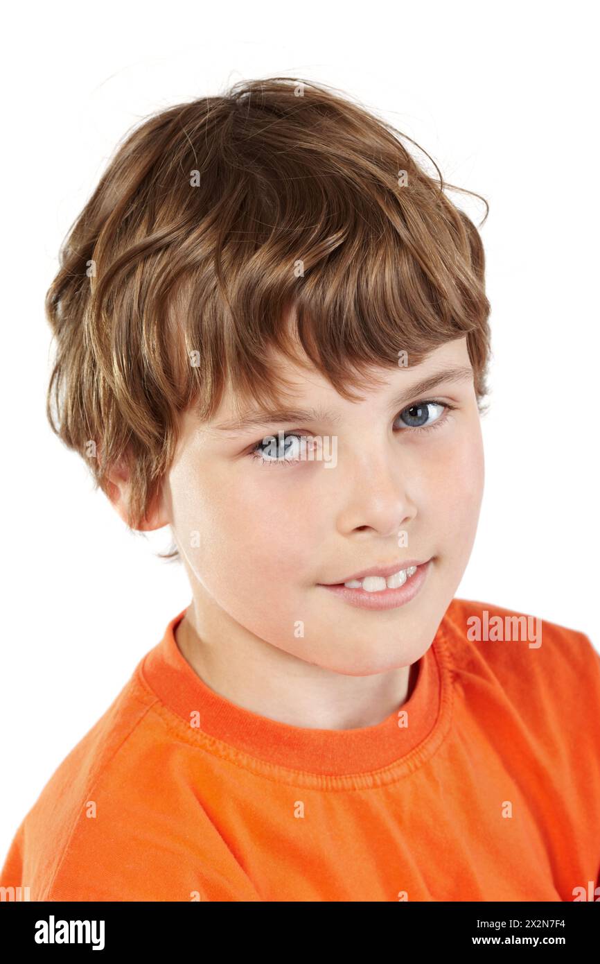 Nahporträt des Jungen in orangefarbenem T-Shirt Stockfoto