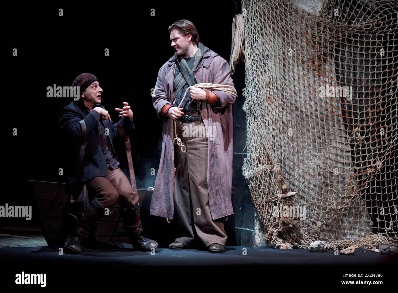MOSKAU – 18. JAN: Die Schauspieler Dmitri Wysotsky und Michail Lukin auf der Bühne des Theaters Taganka in der Aufführung der Krüppel von Inishmaan, die vom Regisseur gestellt wurde Stockfoto