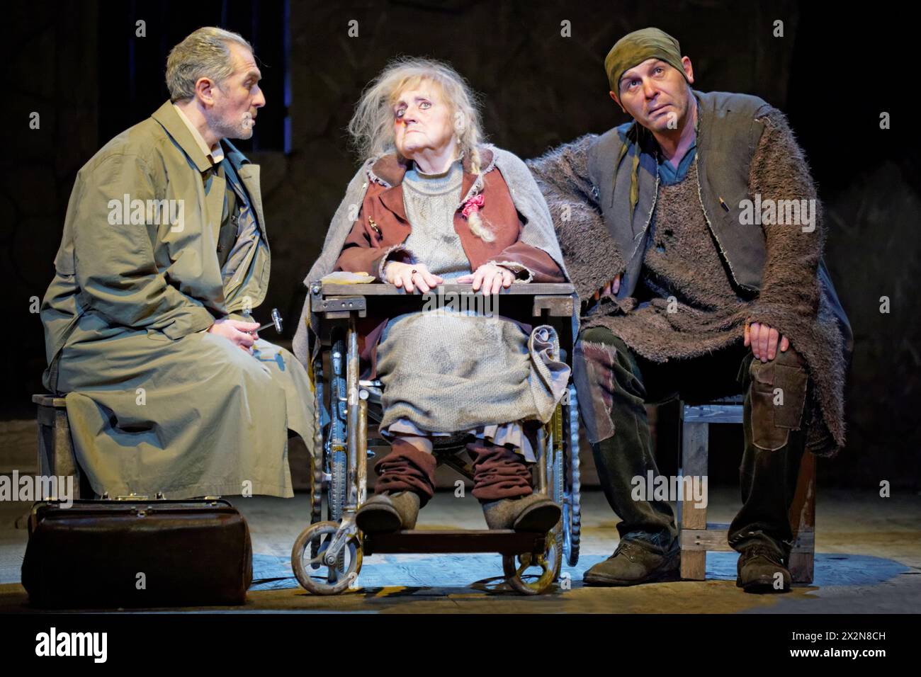MOSKAU – 18. JAN: Die Schauspieler Marina Politzemaiko, Igor Pekhovych und Sergej Trifonow auf der Bühne des Theaters Taganka in der Aufführung der Krüppel von Inishmaan Stockfoto