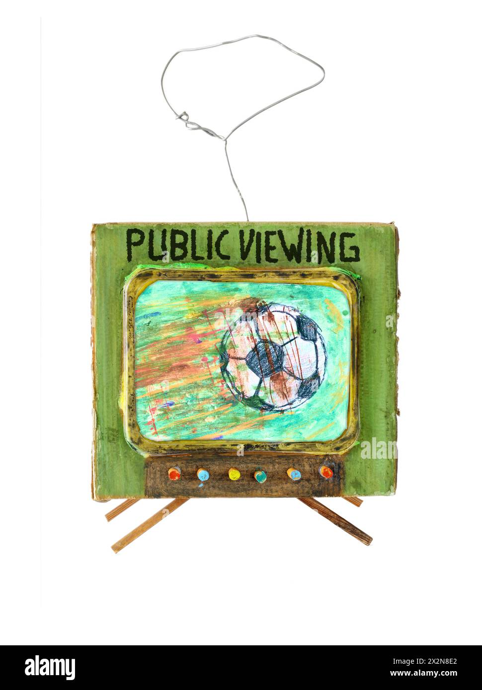 Großartiges Fußballevent dieses Jahr, öffentliche Wiedergabe mit Super Grungy TV-Modell und Soccerball, isoliert auf weißem Hintergrund Stockfoto