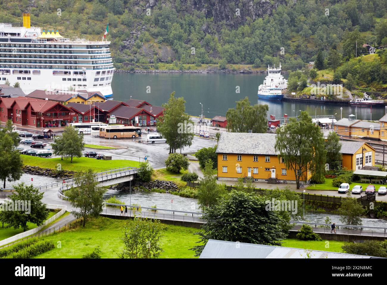 FLAM - 27. JULI: Schiffe Costa Luminosa, Lady Elisabeth und Fjord Kongen im Kreuzfahrthafen Flam, 27. Juli 2011, Flam, Norwegen. FLAM ist ein beliebter Tourist d Stockfoto