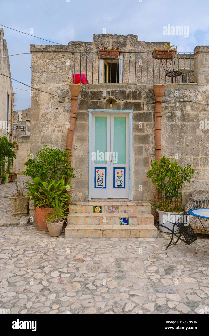 Blick auf ein hübsches Steinhaus der antiken Stadt Matera ' i sassi', UNESCO-Weltkulturerbe und europäische Kulturhauptstadt 2019. Stockfoto