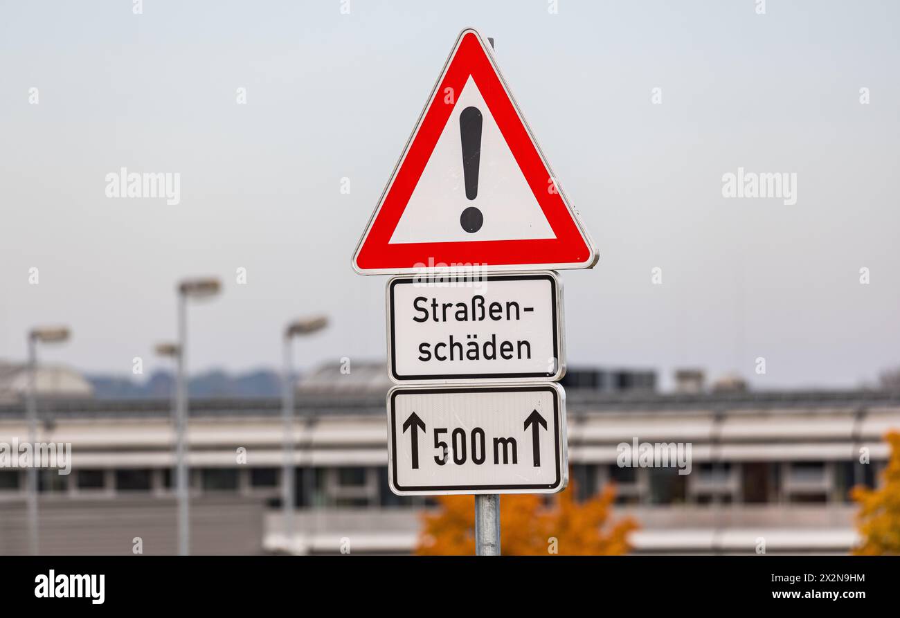 Ein Verkehrsschild warnte Autofahrer vor Strassenschäden auf einer Länge von 500 Metern. (München, Deutschland, 09.10.2022) Stockfoto