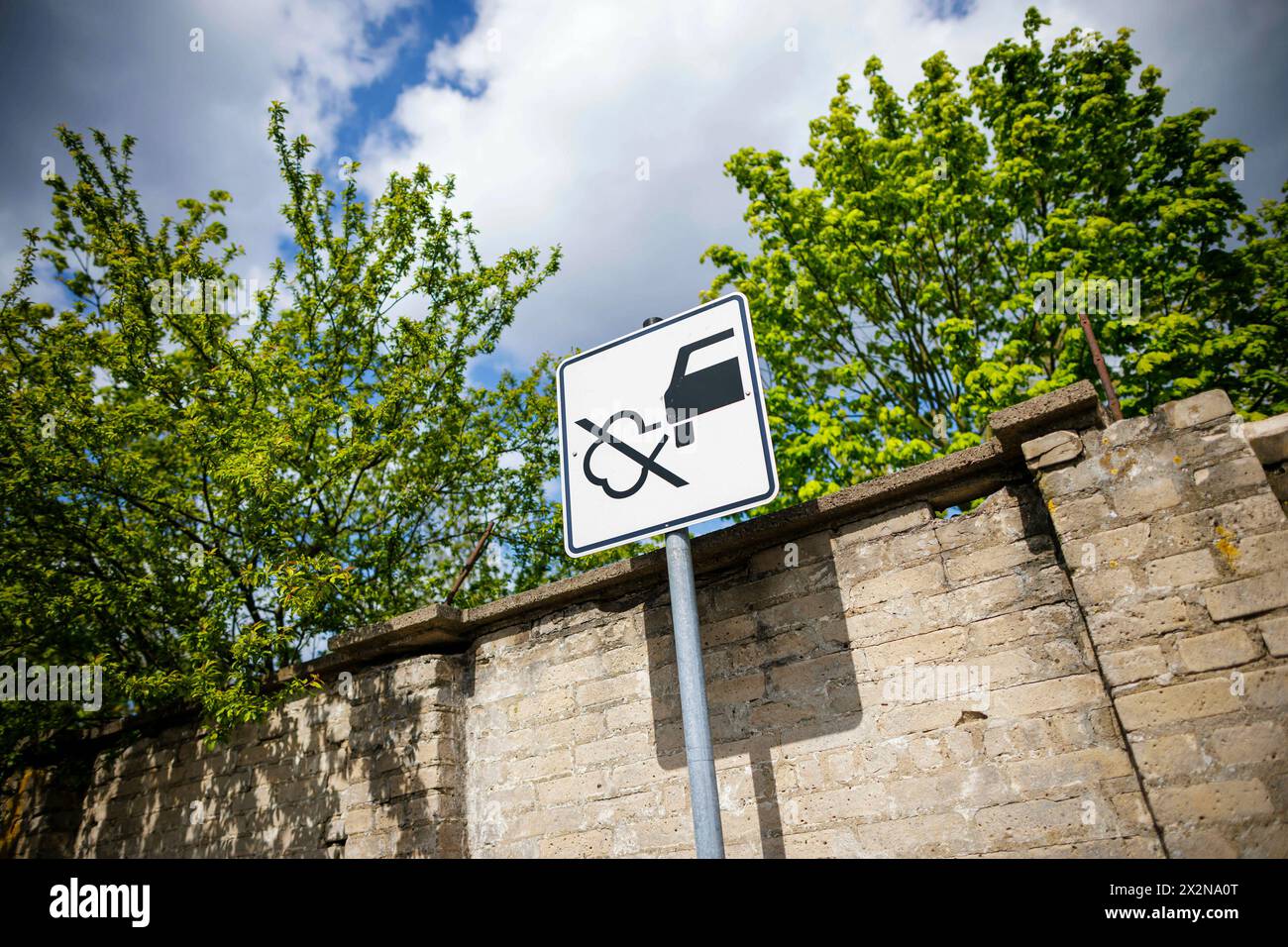 Oranienburg, Deutschland. April 2024. Symbolisches Foto zum Thema Luftverschmutzung. Ein Verkehrsschild mit einer durchgestrichenen Wolke aus Abgasen warnt die Verkehrsteilnehmer davor, ihre Motoren nicht laufen zu lassen. Oranienburg, 23. April 2024. Quelle: dpa/Alamy Live News Stockfoto