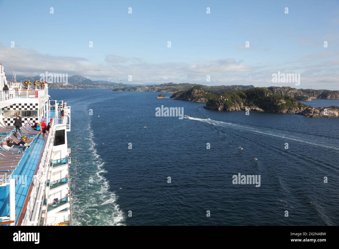 Bergen - 27. Juli 2011: Große Passagierschifffahrt in Bergen am 27. Juli 1989 in Bergen, Norwegen. Kreuzfahrtschiffe gewinnen mehr als 5 Millionen Passagiere pro Jahr Stockfoto