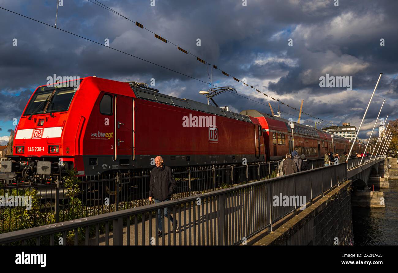 Eine Elektrolokomotive der DB Baureihe 146 (Bombardier Traxx 2) fährt über die alte Rheinbrücke und somit über den Rhein und in Richtung Bahnhof Konst Stockfoto