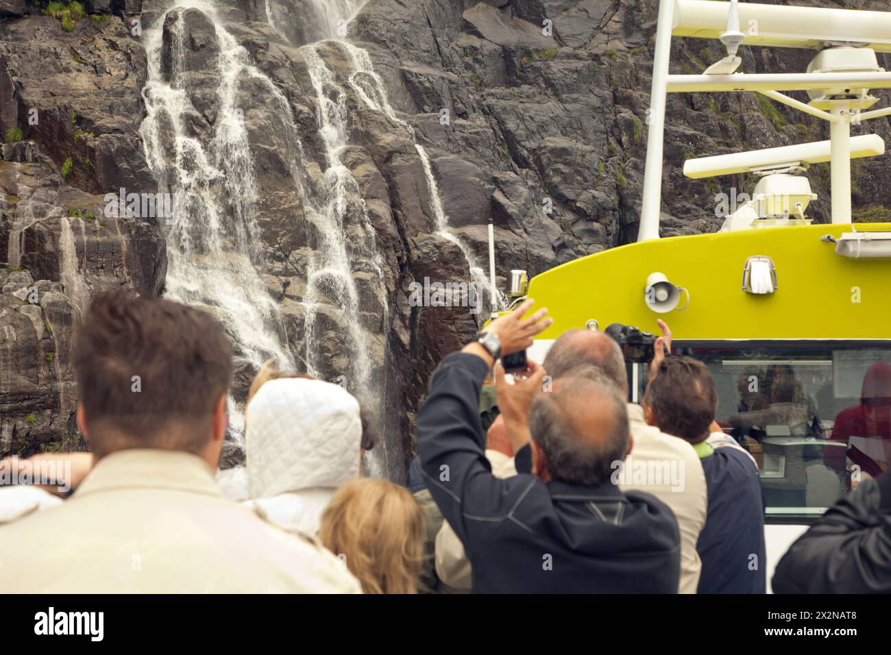 BERGEN - 28. Juli 2011: Menschen auf Ausflügen in der Nähe des Wasserfalls am Pulpit Rock in Bergen, Norwegen. Stockfoto