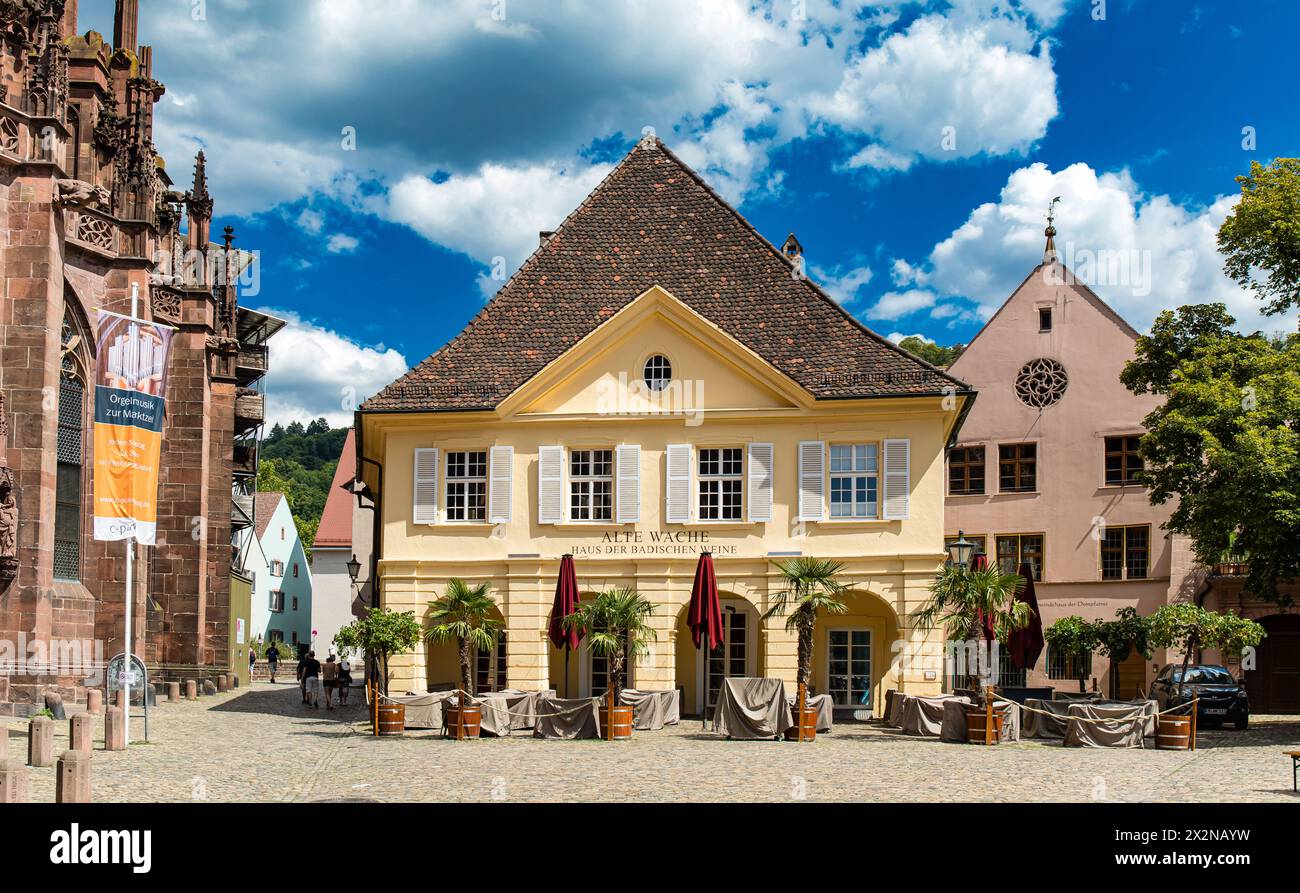 Blick auf die alte Wache, was jetzt das Haus der badischen Weine ist, in der Freiburger Altstadt. (Freiburg im Breisgau, Deutschland, 07.08.2023) Stockfoto