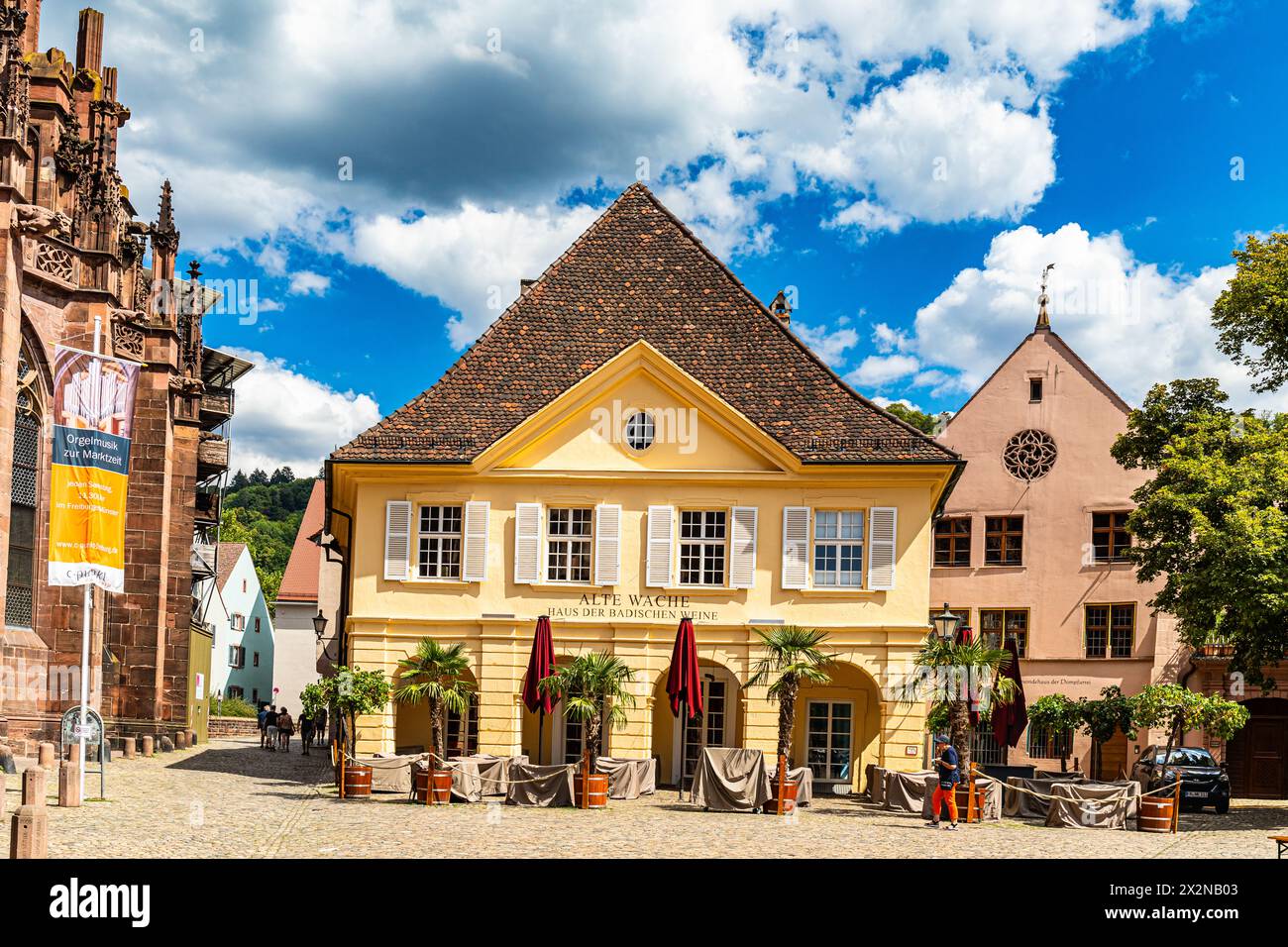 Blick auf die alte Wache, was jetzt das Haus der badischen Weine ist, in der Freiburger Altstadt. (Freiburg im Breisgau, Deutschland, 07.08.2023) Stockfoto