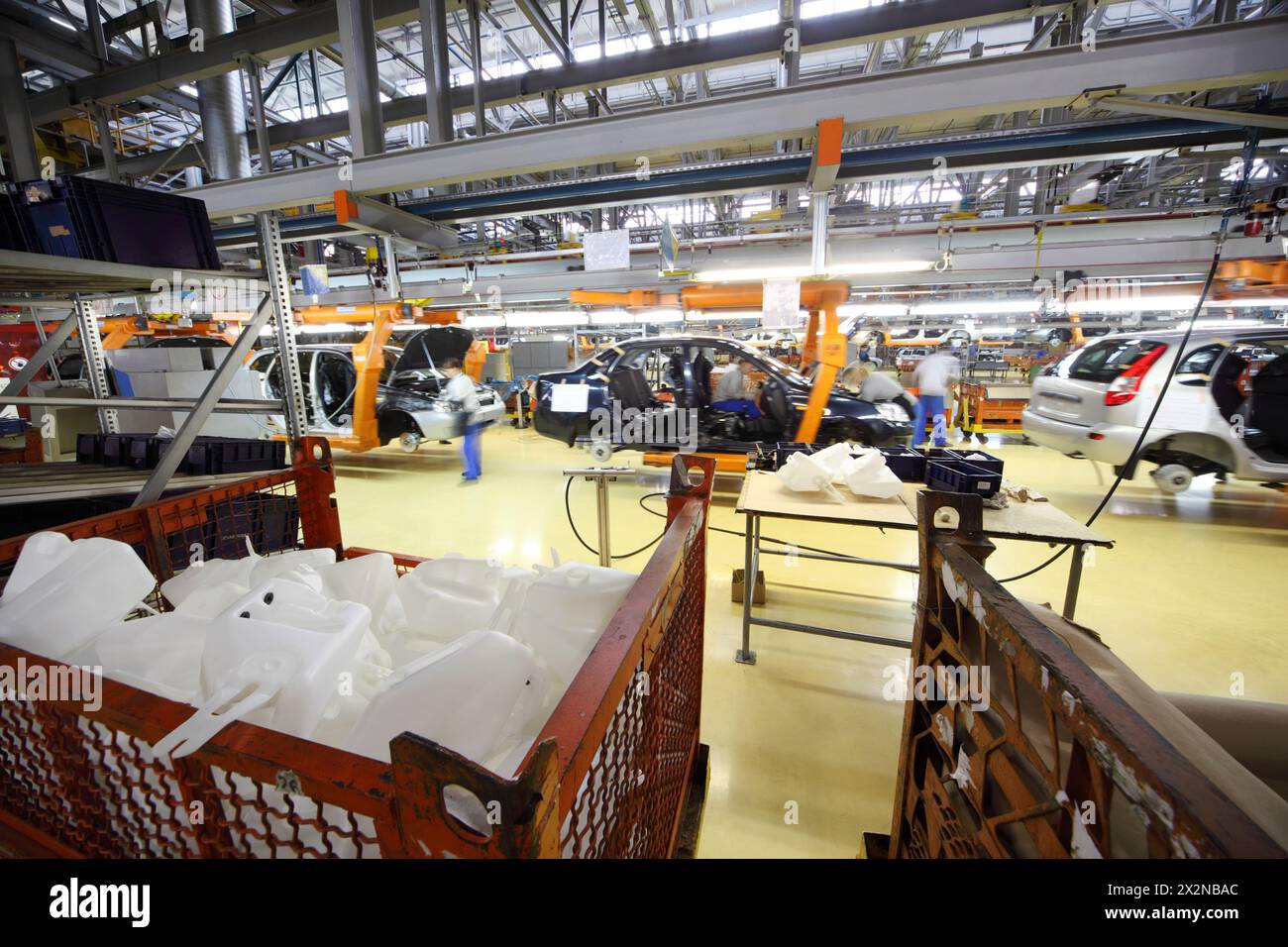 TOGLIATTI - SEPTEMBER 30: Automontage, Arbeiter in der Fabrik Avtovaz am 30. September 2011 in Togliatti, Russland. Der russische Präsident Wladimir Putin unterschrieb Stockfoto