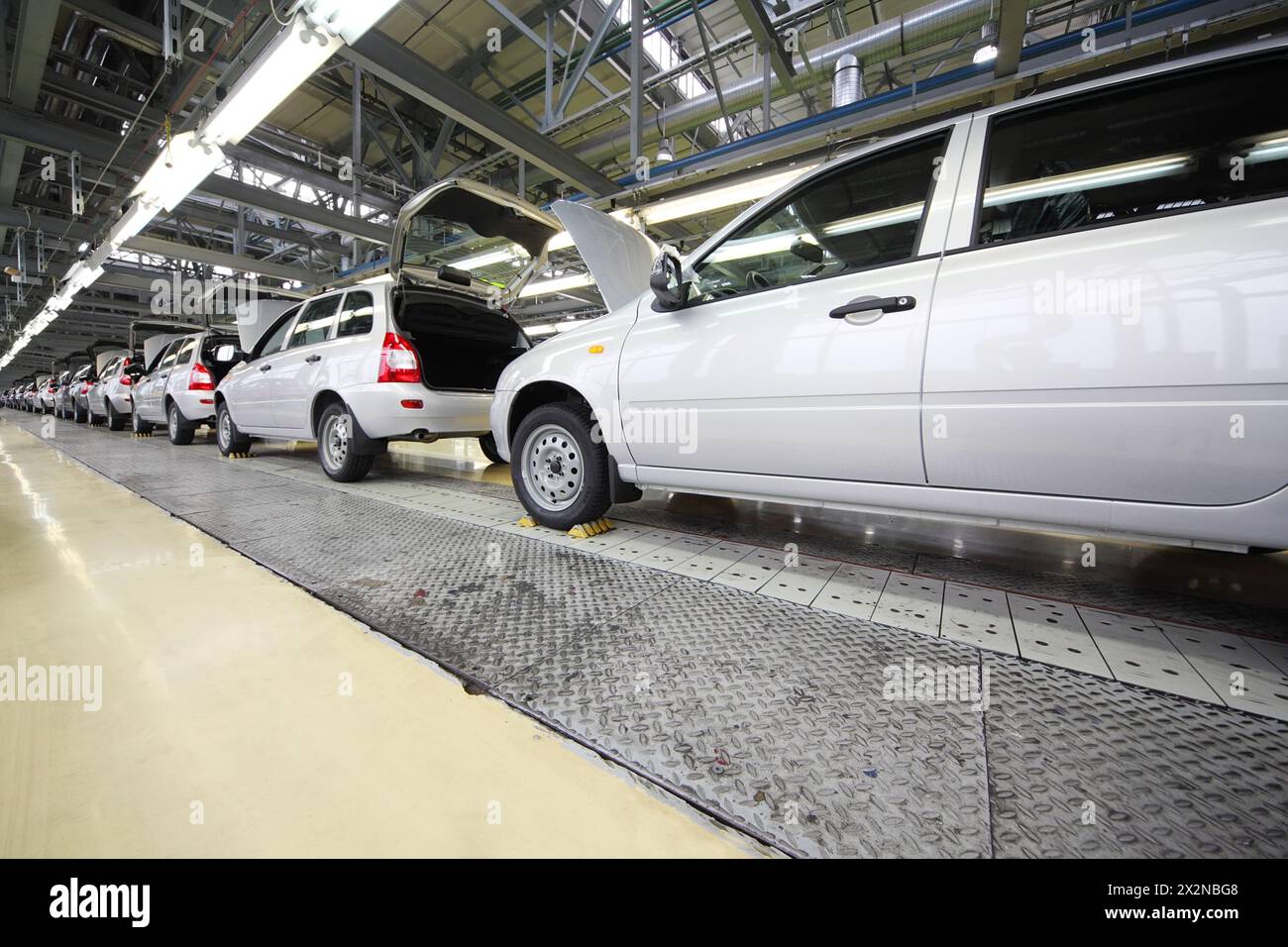 TOGLIATTI - SEPTEMBER 30: Lada Kalina Cars in der Fabrik VAZ am 30. September 2011 in Togliatti, Russland. VAZ plant, mit der Produktion von SUV Lad zu beginnen Stockfoto