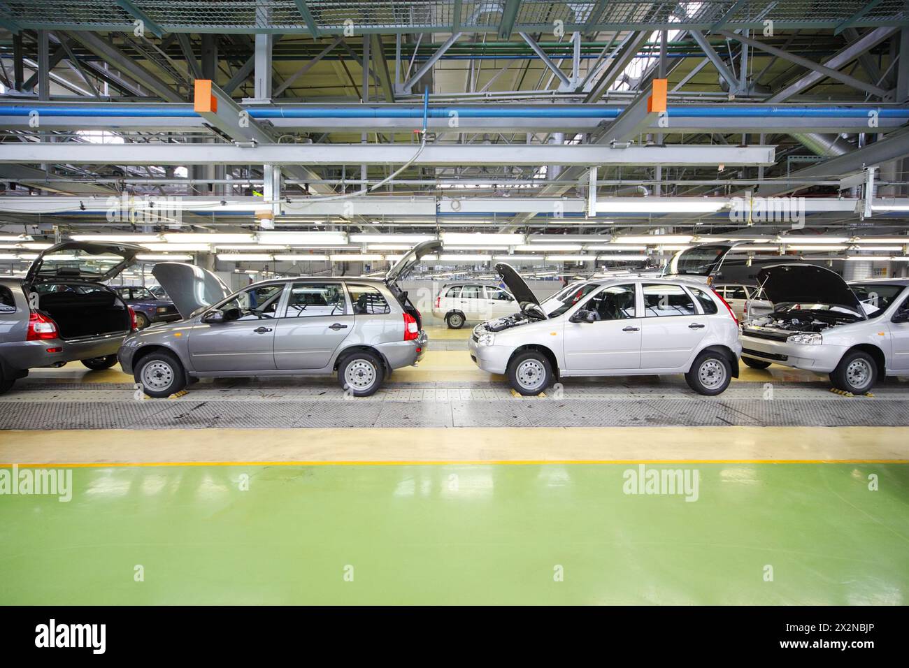 TOGLIATTI - SEPTEMBER 30: Lada Kalina fährt am 30. September 2011 in Togliatti, Russland. Sicherheitsbewertung Lada Kalina Euro NCAP - A Stockfoto