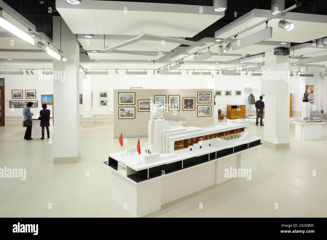 MOSKAU - 10. DEZEMBER: Museum und Ausstellungszentrum Arbeiter und kollektives Bauernmädchen am 10. Dezember 2011 in Moskau, Russland. Höhe des Monuments Arbeiter A Stockfoto