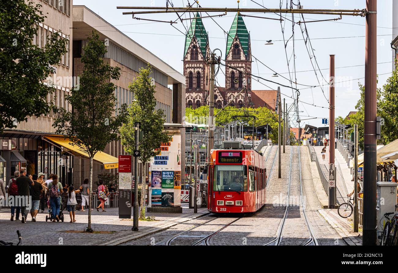 Eine Strassenbahn der Linie 4 fährt von der Stadtbahnbrücke hinunter um die Haltestelle Stadttheater zu bedienen. (Freiburg im Breisgau, Deutschland, Stockfoto