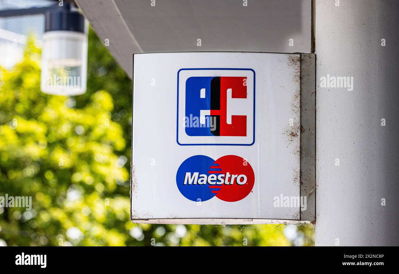 Logo für von einer Maestro (Debitkarte) und EC, für einen Bancomaten, der hier zu finden ist. (Freiburg im Breisgau, Deutschland, 07.08.2022) Stockfoto