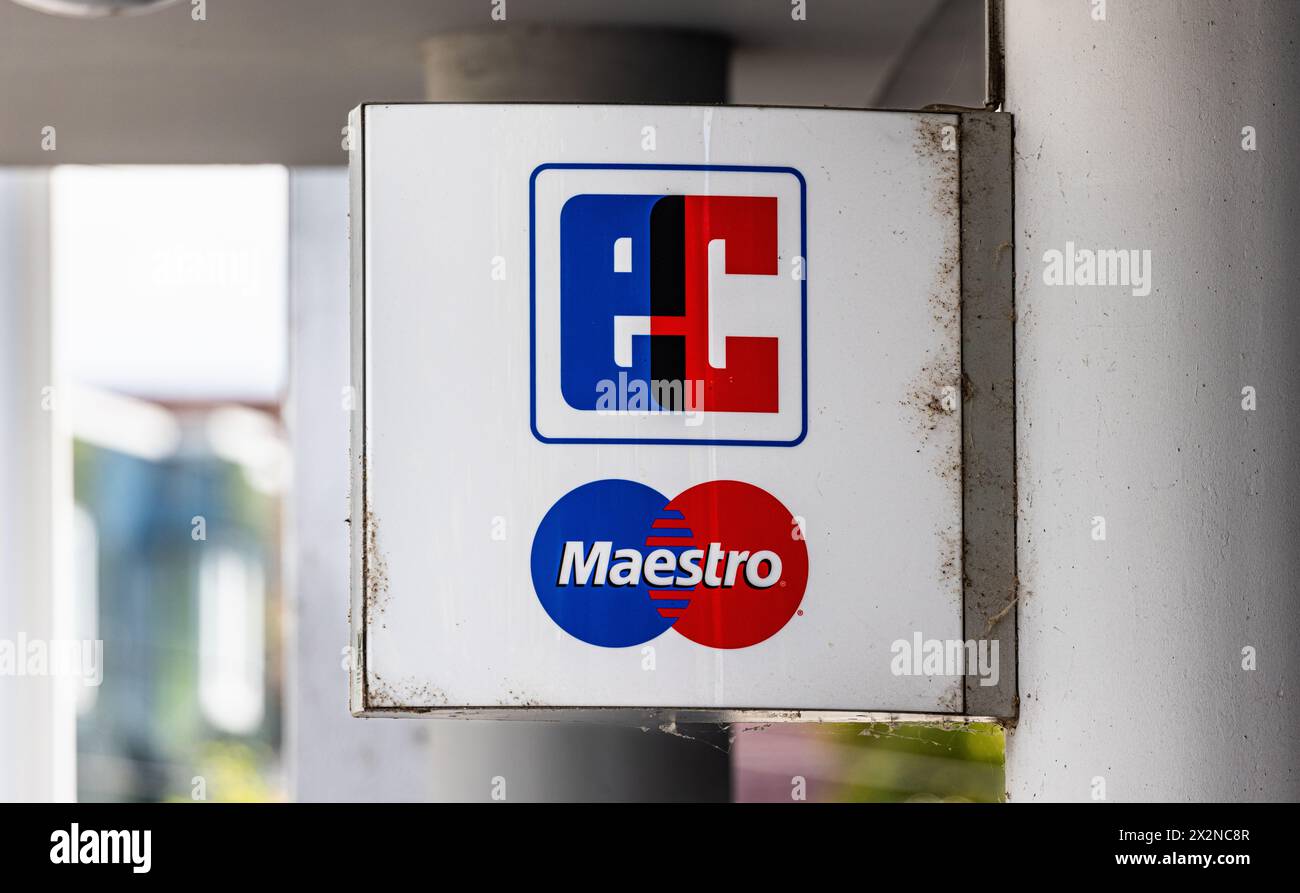 Logo für von einer Maestro (Debitkarte) und EC, für einen Bancomaten, der hier zu finden ist. (Freiburg im Breisgau, Deutschland, 07.08.2022) Stockfoto