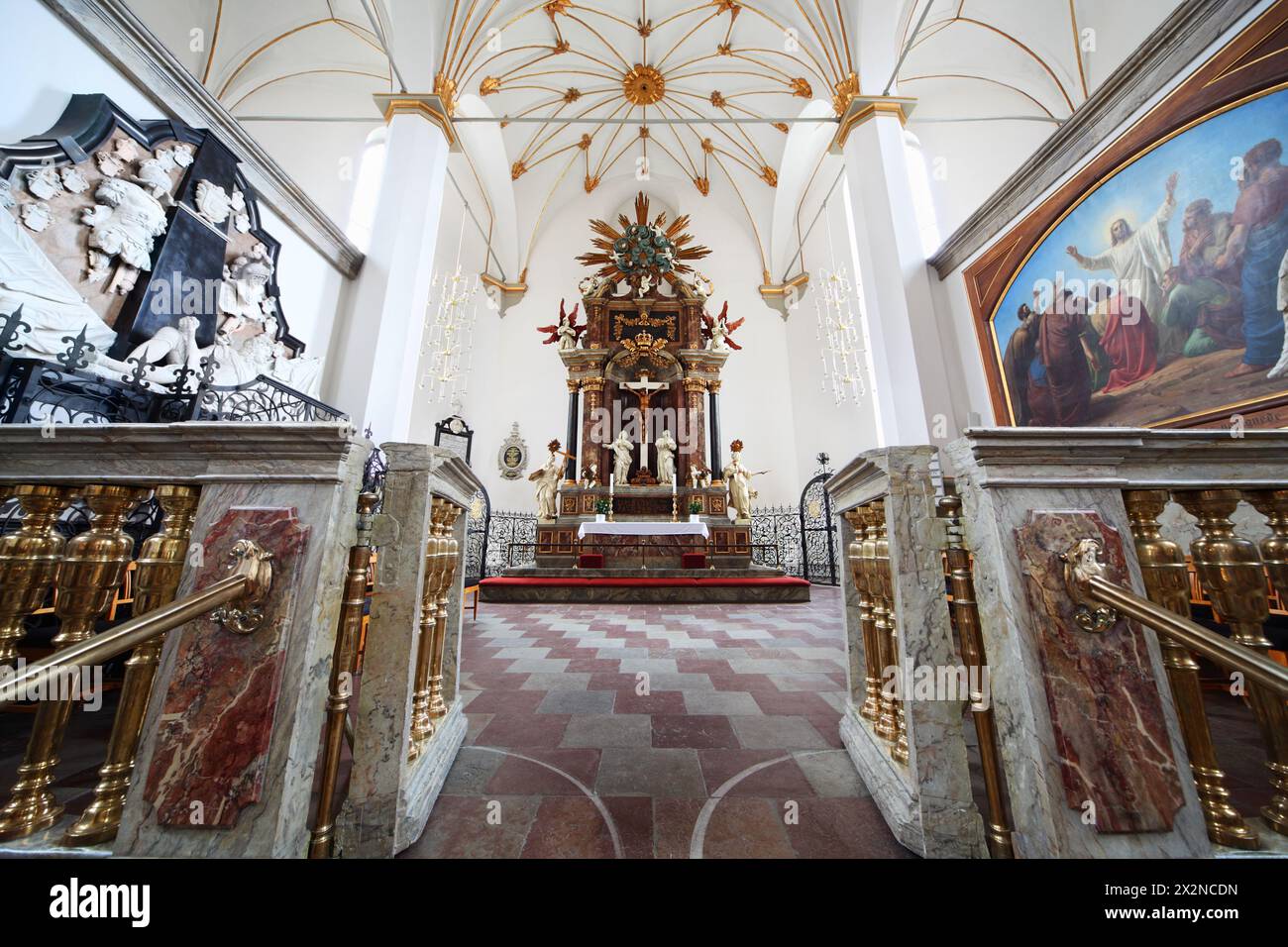 Das Innere des Trinitatis Kirke in Kopenhagen, Dänemark. Wunderschöner kunstvoller Altar Stockfoto
