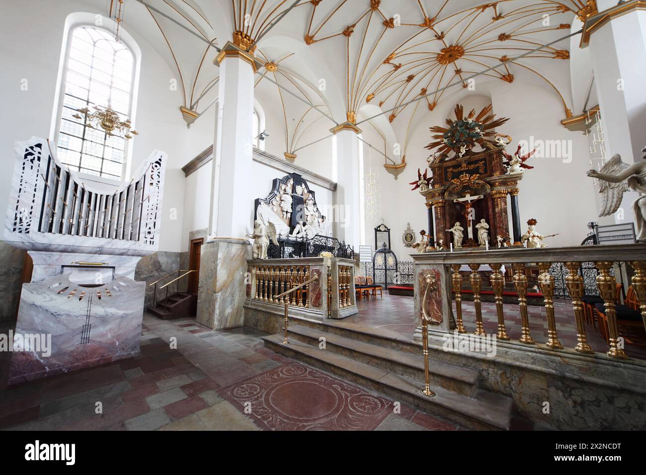 Das Innere des Trinitatis Kirke in Kopenhagen, Dänemark. Verzierter Altar und Orgel Stockfoto