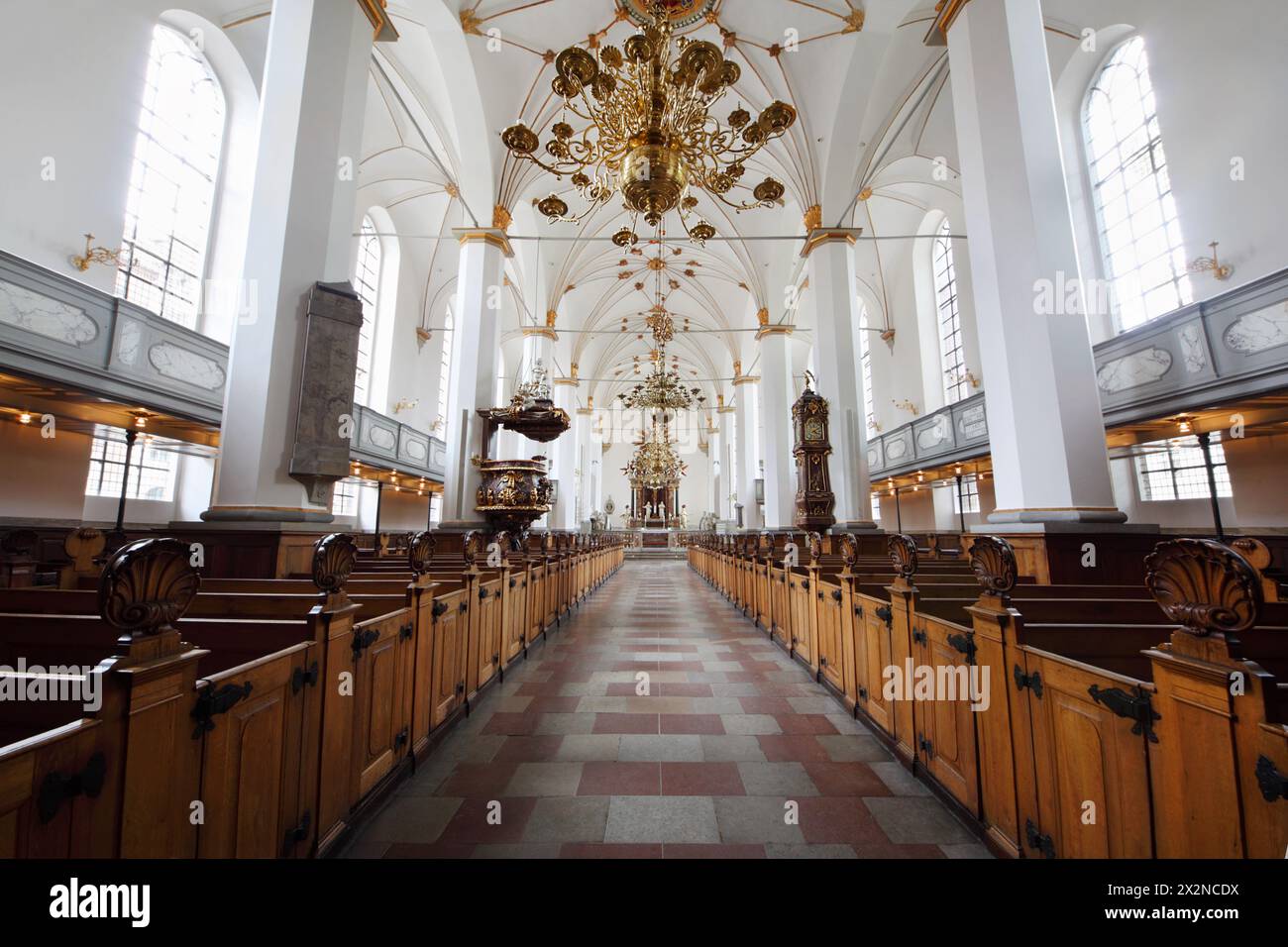Das Innere des Trinitatis Kirke in Kopenhagen, Dänemark. Reihen von Bänken und schöne Dekoration Stockfoto