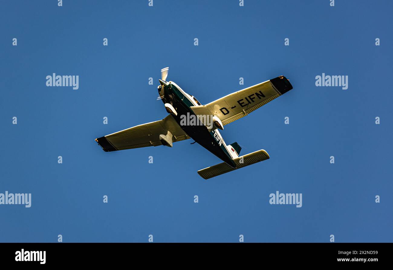 Eine Piper PA-28-181 von LSC Friedrichshafen überfliegt die Stadt Friedrichshafen um auf dem gleichnamigen Flughafen landen zu können. (Friedrichshafe Stockfoto