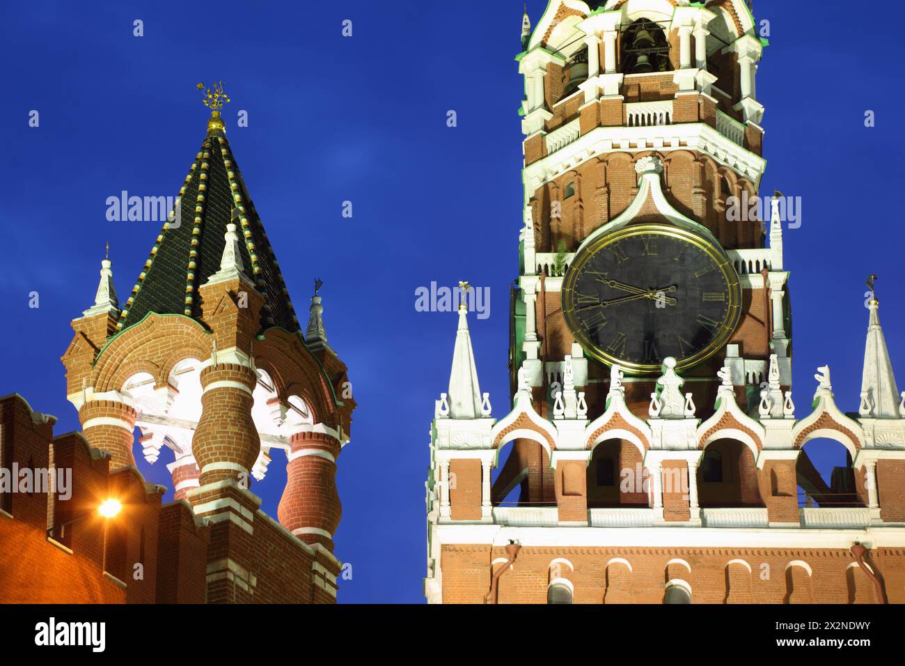 Große Uhr des Spasskaya-Turms und des Tsatskaja-Turms des Kremls am Abend. Stockfoto